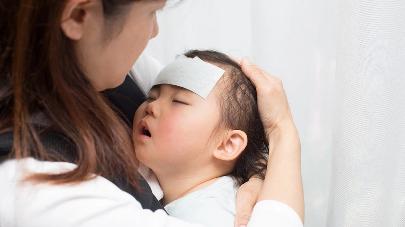 Trẻ sốt nhẹ kéo dài nhiều ngày, cha mẹ đừng nên chủ quan xem thường - Nhà thuốc FPT Long Châu