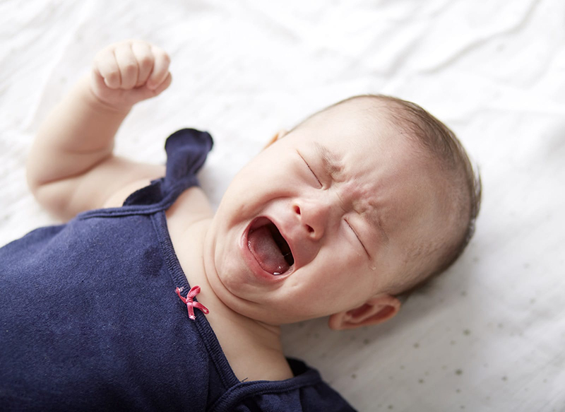Trẻ sơ sinh khóc dai dẳng, khi nào cần đi khám?