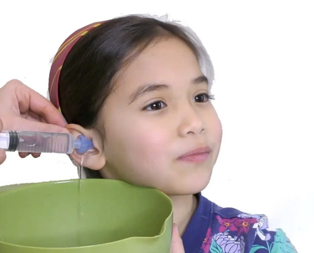 Trẻ bị viêm tai giữa nên kiêng gì? Những lưu ý đặc biệt! - Bệnh Viện FV