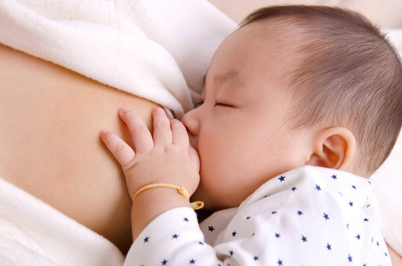 Bú sữa mẹ nhiều, trẻ sẽ ít bị bệnh?
