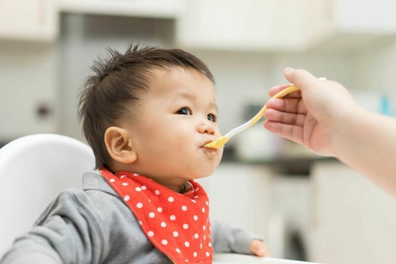 Trẻ 9 tháng ăn dặm kèm bú sữa công thức như thế nào phù hợp? | Vinmec