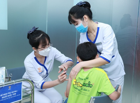 Kịp thời tiêm chủng cho trẻ trước năm học mới - Tuổi Trẻ Online