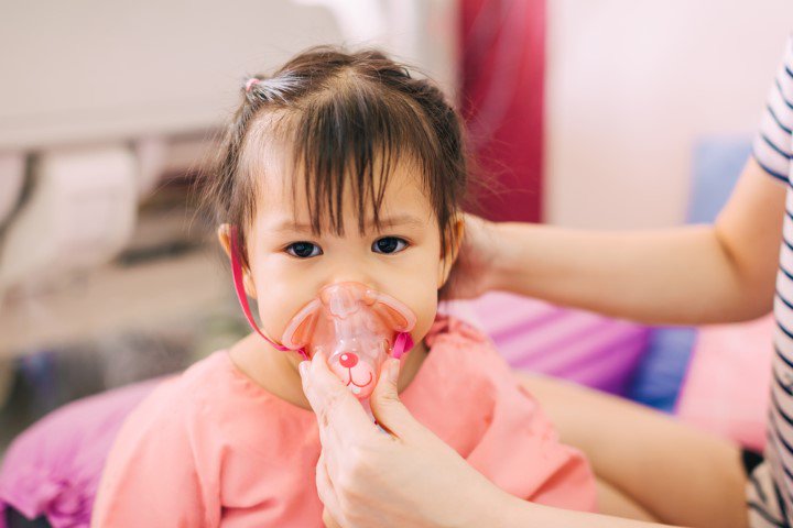 Có cần tái khám khi điều trị viêm phổi ở trẻ em không