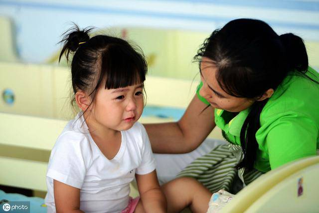 Con khóc trong ngày đầu đi học, thái độ của mẹ khiến bé mang bệnh nhiều năm  về sau