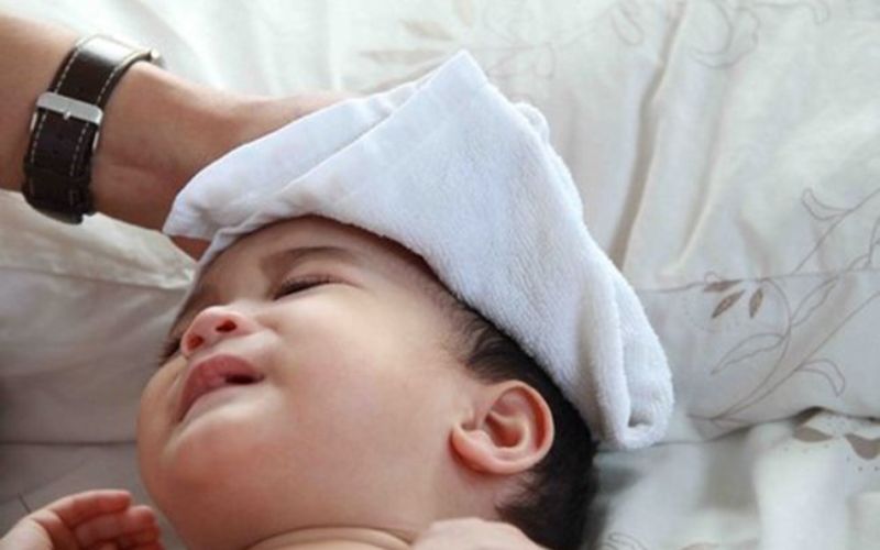 Khi trẻ bị sốt phụ huynh nên chườm nóng hay chườm lạnh?