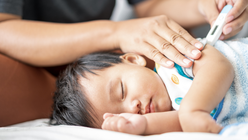 Trẻ bị sốt chân tay lạnh đầu nóng: Nguyên nhân và cách hạ sốt