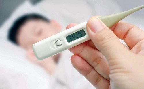Bé sốt 39 độ là do đâu? Khắc phục ra sao? | Vinmec