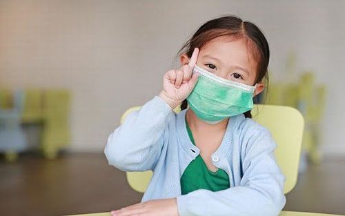 Hướng dẫn cha mẹ đeo khẩu trang cho bé phòng dịch do virus Corona | Vinmec