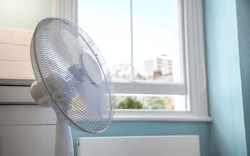 Bật quạt đóng cửa hay mở cửa thì mát hơn?