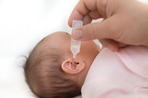 Thận trọng khi dùng thuốc nhỏ viêm tai giữa cho trẻ em | Vinmec